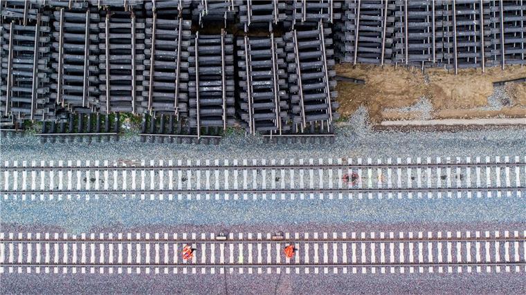 Die Bahn hat eine Neubaustrecke Hannover-Hamburg vorgeschlagen, das ist allerdings umstritten. (Archivbild)