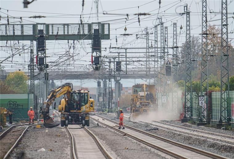 Gleisarbeiten werden auf der Riedbahnbaustelle am Bahnhof Gernsheim ausgeführt.