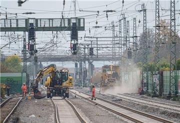 Gleisarbeiten werden auf der Riedbahnbaustelle am Bahnhof Gernsheim ausgeführt.