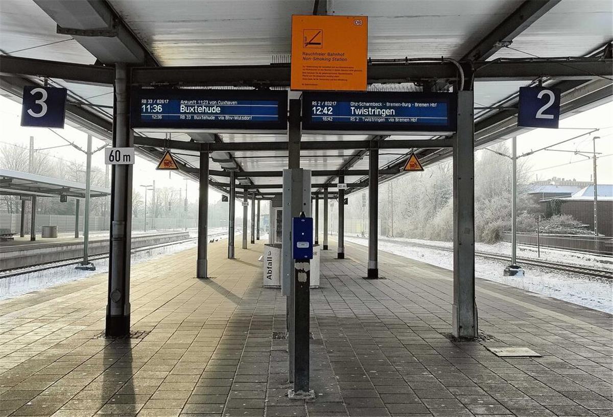 Die GDL streikt: Bremerhaven vom Regio-Verkehr abgeschnitten Die Bahnsteige am Bremerhavener Hauptbahnhof sind wie leer gefegt. Vereinzelte Züge fahren, aber in sehr großen Abständen.