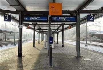 Die Bahnsteige am Bremerhavener Hauptbahnhof sind wie leer gefegt. Vereinzelte Züge fahren, aber in sehr großen Abständen.