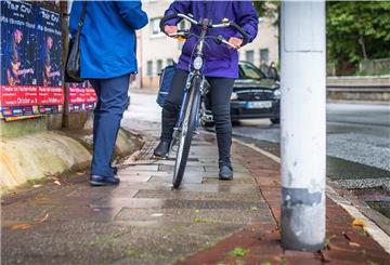 Die Bahnunterführung in der Straße „An der Mühle“ bietet wenig Platz für sich entgegenkommende Fußgänger und Radfahrer. Interessensvertreter möchten das ändern.