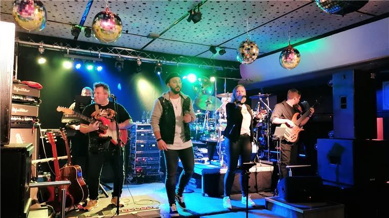 Eine Band steht auf der Bühne im Gasthof Roes.