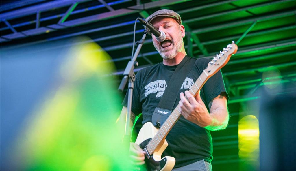 Die Band Bitume mit Sänger &quot;Chrischan&quot; brachte die Menge mit Punkrock ...