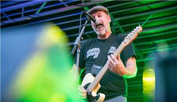 Die Band Bitume mit Sänger &quot;Chrischan&quot; brachte die Menge mit Punkrock ...