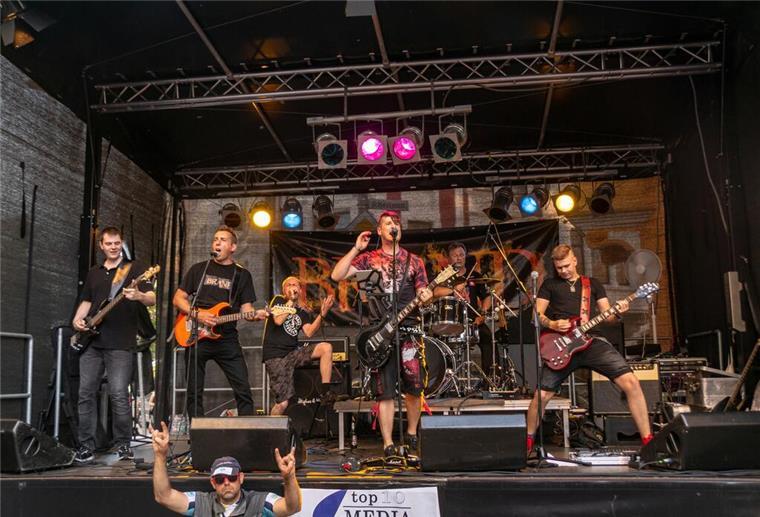 Band auf einer Bühne