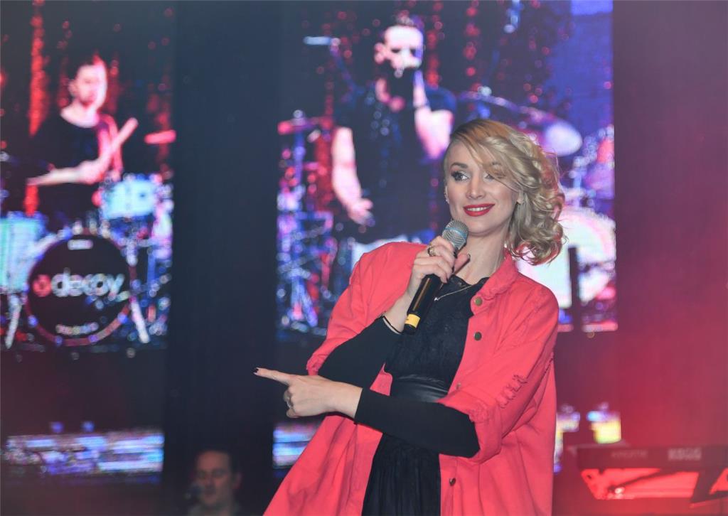 Die Band Decoy spielt beim Weihnachtszauber 2018 in der Stadthalle. Foto: Schesc...