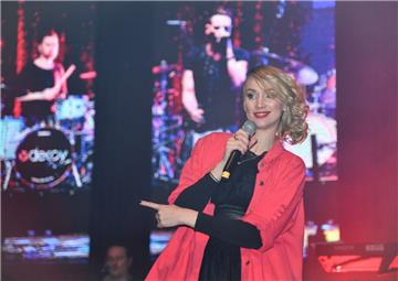 Die Band Decoy spielt beim Weihnachtszauber 2018 in der Stadthalle. Foto: Schesc...