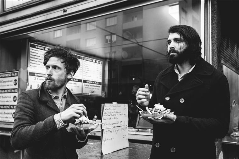 Lange Bandnacht in Bremerhaven bietet Funk, Punkrock und mehr Die Band Game Over Baby um Sänger und Songwriter Moritz Jansen (rechts) ist im Findus zu hören.