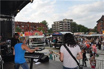 Die Band Level One hat am Donnerstagabend zum Auftakt des Nordenhamer Stadtfests gespielt.