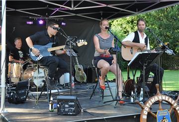 Die Band MiddnMang aus Brake hat sich handgemachter akustischer Musik verschrieben und wird bei der Sommerlounge auftreten.