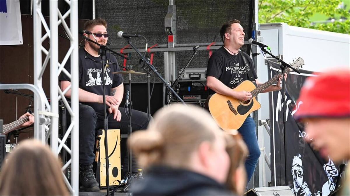Was am Wochenende in Bremerhaven und dem Cuxland vom 25.–27. April los ist Zwei Musiker auf einer Bühne, im Vordergrund unscharf Publikum. Die Band Muckezieren - hier zwei der drei Mitglieder - tritt am 26. April, auf der Bühne der alten Post in Bad Bederkesa auf.