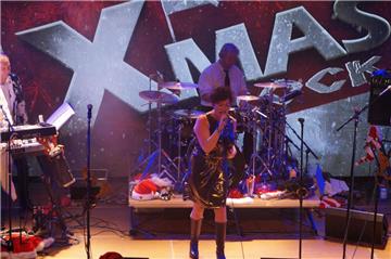 Die Band Prime Time beim Christmas Rock in der Jahnhalle in Nordenham.