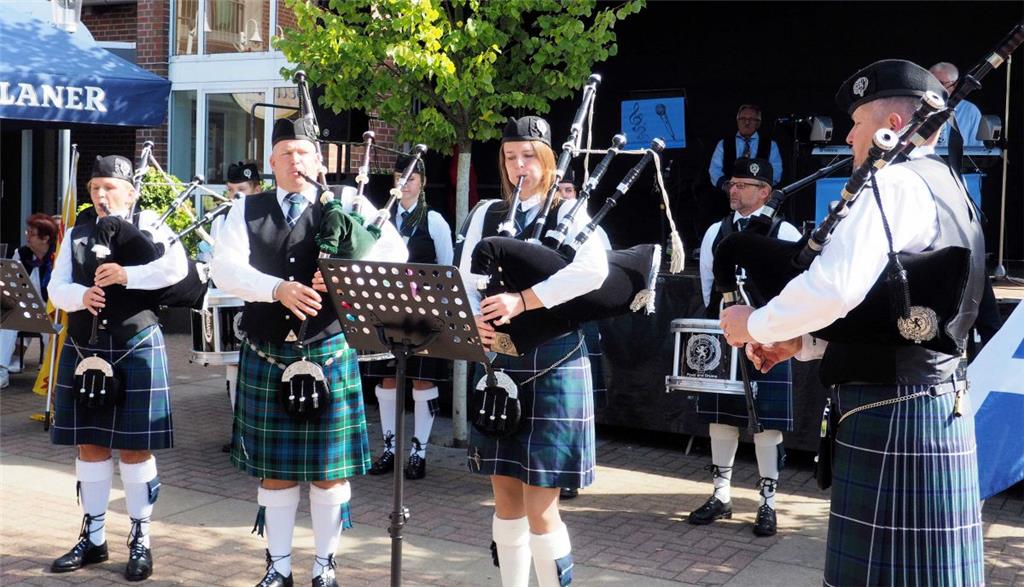 Die Band &quot;North Coast Area Pipes and Drums&quot; mit ihren Dudelsäcken brac...
