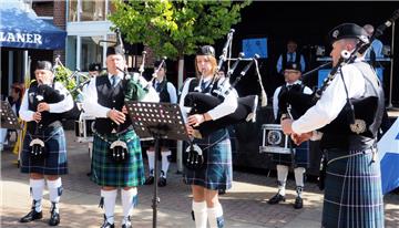 Die Band &quot;North Coast Area Pipes and Drums&quot; mit ihren Dudelsäcken brac...