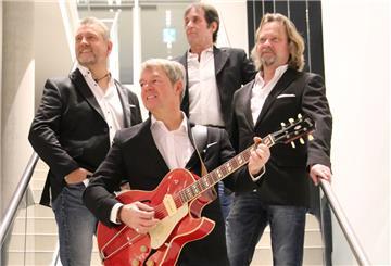 Die Band Reckless tritt am Donnerstag, 4. August, mit den Songs von Bryan Adams im Schaufenster Fischereihafen auf.