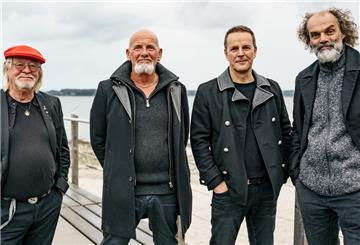 Die Band Santiano, Peter David Sage (l-r), Björn Both, Axel Stosberg und Hans-Timm Hinrichsen stehen auf einem Bootssteg am Ufer der Ostsee.