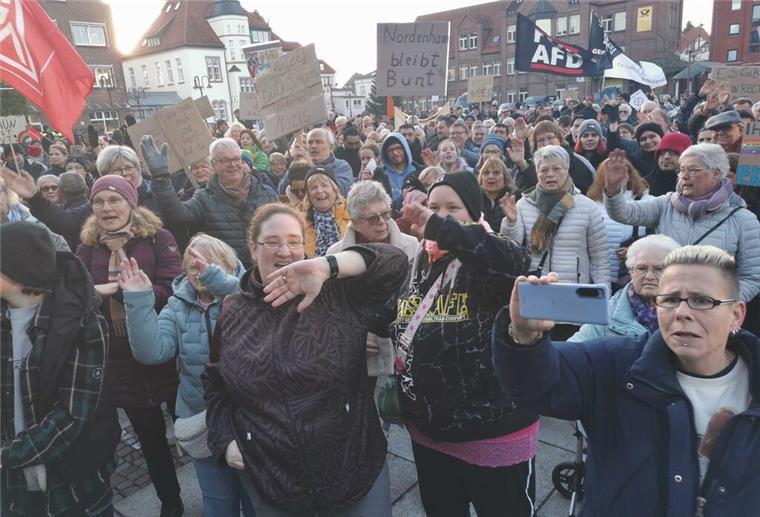 Die Band Ultraviolett sorgt für Volksfeststimmung unter den Demo-Teilnehmern in Nordenham.