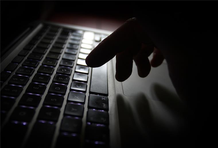 Gewalt im Netz durch (Ex-)Partner steige an Ein Mann bedient einen Laptop