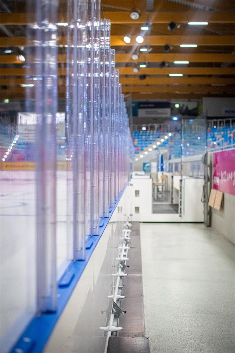 Neue Scheiben in der Eisarena werden getestet Die Bande in der Eisarena Bremerhaven wurde für die neuen Auflagen der DEL ausgetauscht und optimiert. Doch die Scheiben aus Polycarbonat sorgen bei einigen Zuschauern für schlechten Durchblick. Jetzt soll nachgebessert werden.