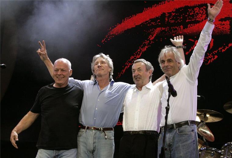 Die Bandmitglieder bei einer historischen Wiedervereinigung im Jahr 2005. Mit einer neu aufgelegten Version ihres legendären Musikfilms landet die Band ihr mittlerweile achtes Nummer-eins-Album.