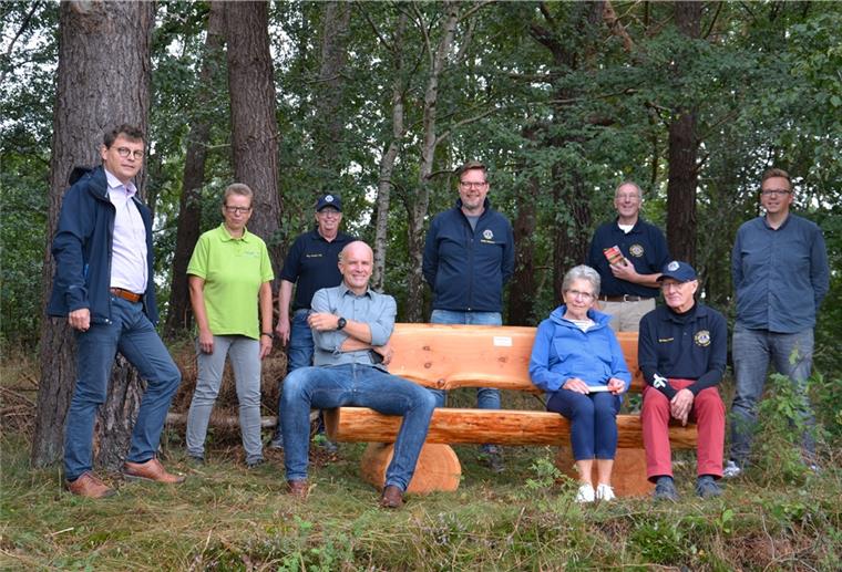 Die Bank oberhalb des Badetals werde von Wanderern sicher angenommen. Davon sind Christoph Reuther, Claudia Oerding, Hans-Joachim Jaap, Udo Fischer Friedo Heitmann, Margret Plasse, Hermann Gerken, Hermann Plasse und Svend Wahlen (von links) überzeugt.