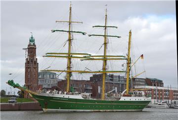 Die Bark "Alexander von Humboldt II" ist auf eine Sandbank gelaufen.