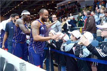 Die Basketballer der Eisbären wollen auch nach dem Spiel gegen Meister Bamberg jubeln. Foto Scheer