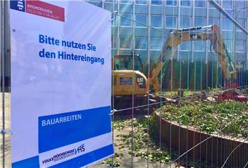 Die Bauarbeiten am neuen Vorplatz der Volkshochschule Bremerhaven haben begonnen.