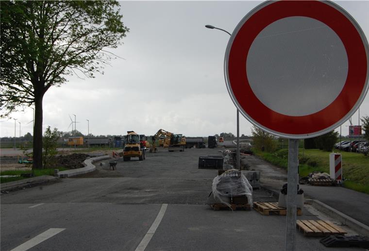 B 212 vor Brake: Vollsperrung dauert noch länger Die Bauarbeiten an der B 212 - hier ein Blick von der Weserstraße - verzögern sich erneut. Die Vollsperrung dauert bis Ende des Monats.