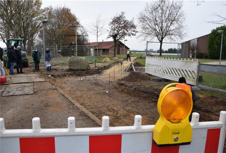 Dorfentwicklung: Was in Ostereistedt bis Weihnachten passieren soll Die Bauarbeiten auf der Fläche zwischen Kindergarten und Fachwerkhaus in Ostereistedt geht langsam in die entscheidende Phase. Vor Weihnachten sollen hier - bis auf das Kunstobjekt Ovum - alle Arbeiten abgeschlossen sein.