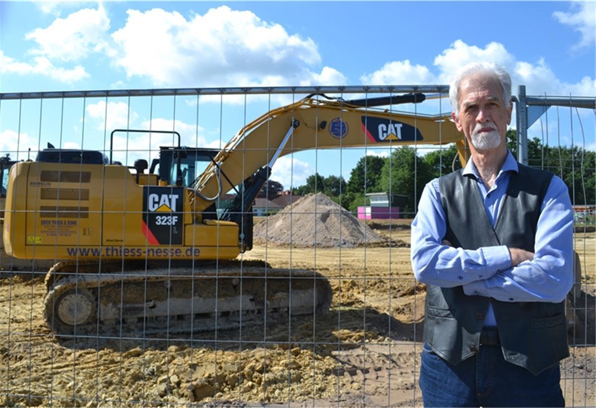 Kita-Bau in Bexhövede startet Die Bauarbeiten für die neue Kita in Bexhövede haben begonnen. Gerd Hanken beklagt, dass die „Konfirmanden-Bäume“ weichen mussten.