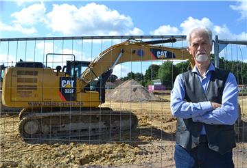 Die Bauarbeiten für die neue Kita in Bexhövede haben begonnen. Gerd Hanken beklagt, dass die „Konfirmanden-Bäume“ weichen mussten.