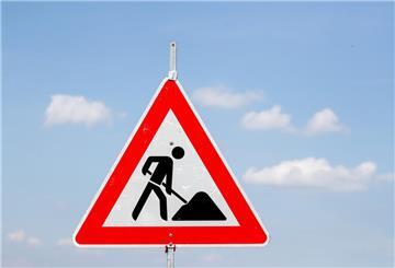 Ein Schild weist auf die Baustelle an der A72 hin.