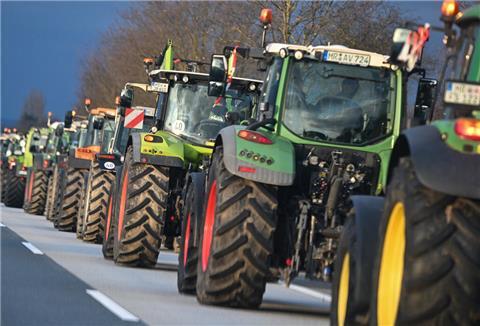 Die Bauern sind heute mit ihren Traktoren auf zahlreichen Autobahnen unterwegs.