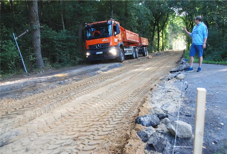 Die Baufahrzeuge sind unterwegs auf dem Wirtschaftsweg „Im Seegen“. Flögelns Ortsbürgermeister Claus Seebeck verfolgt die Sanierung.