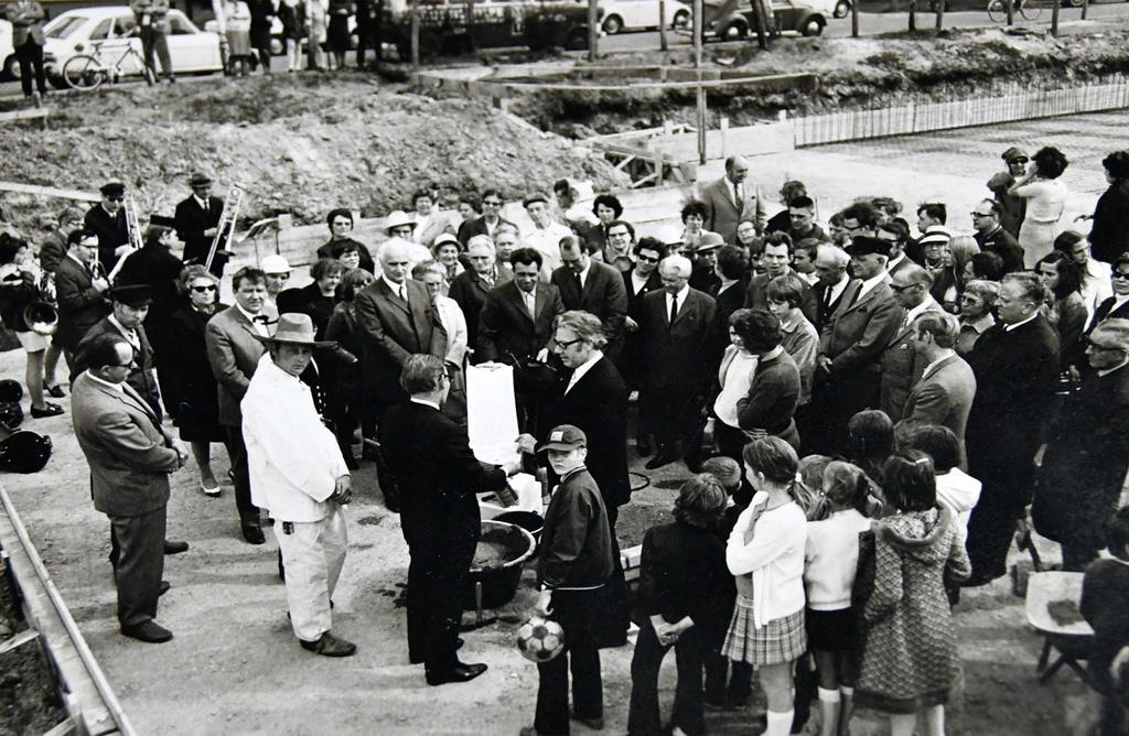 Die Baugrube für das erste Haus in der Breitenbachstraße im Jahr 1971.