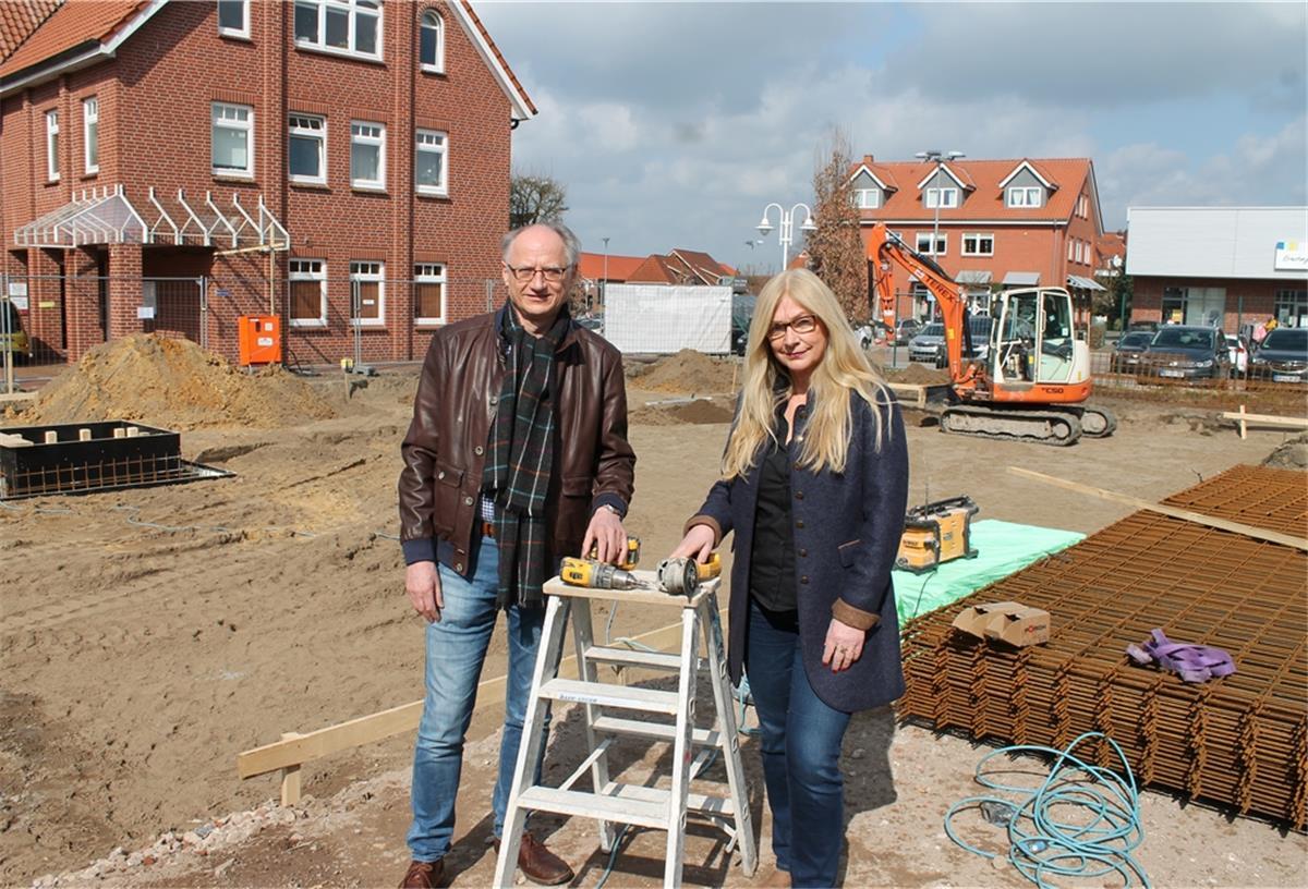 Die Bauherren Dr. Andreas Völsch und Bärbel Mittelstädt an der Stelle, wo spätestens zu Beginn des kommenden Jahres das neue Ärztehaus in der Beverstedter Ortsmitte eröffnen soll.