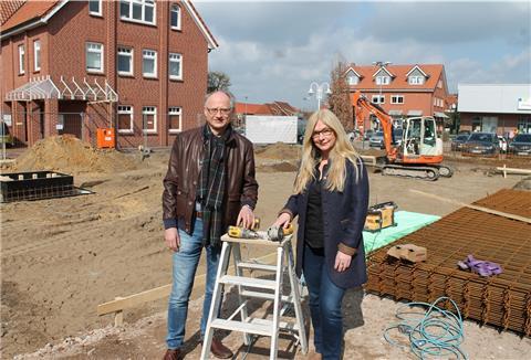 Die Bauherren Dr. Andreas Völsch und Bärbel Mittelstädt an der Stelle, wo spätestens zu Beginn des kommenden Jahres das neue Ärztehaus in der Beverstedter Ortsmitte eröffnen soll.