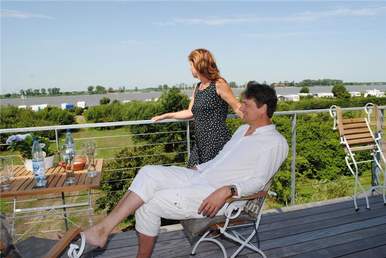 Landkreis Cuxhaven: Wohnen im Stelzenhaus Die Bauherren Kirsten Braband und Martin Winter aus Bremen genießen von der Terrasse ihres Stelzenhauses in Rechtenfleth den Blick über die Landschaft.