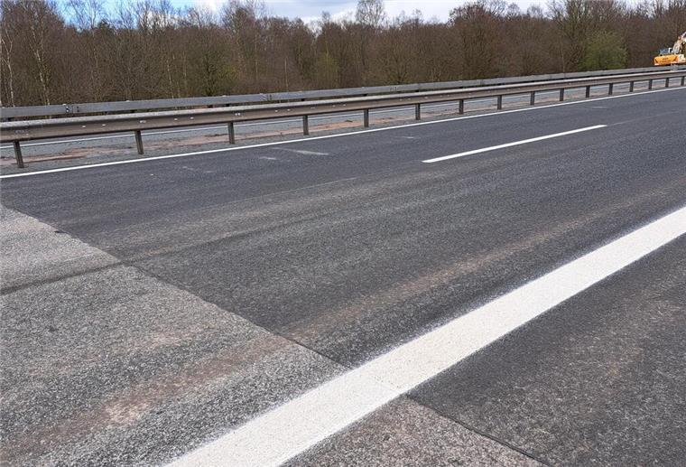 Autobahnsperrung: A27 wird pünktlich freigegeben - „keine Zeremonie“ Die Baustelle auf der A27 ist verschwunden. Nur noch der Übergang an der neuen Asphaltdecke erinnert daran, dass dort wochenlang ein Durchlass unter der Autobahn erneuert wurde.
