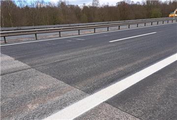 Die Baustelle auf der A27 ist verschwunden. Nur noch der Übergang an der neuen Asphaltdecke erinnert daran, dass dort wochenlang ein Durchlass unter der Autobahn erneuert wurde. 