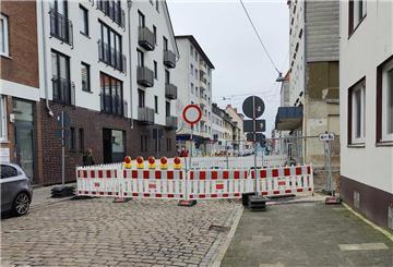 Eine Baustelle wo kein Auto durchfahren kann, ist zu sehen. 