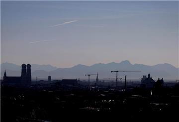 Die Umrisse der Frauenkirche (l) und von Baukränen zeichnen sich vor dem Panorama der Alpen ab