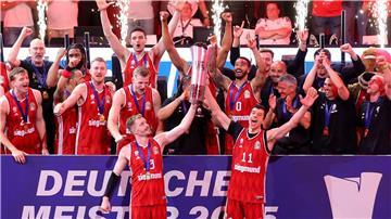 Die Bayern-Basketballer jubeln über den Meistertitel.