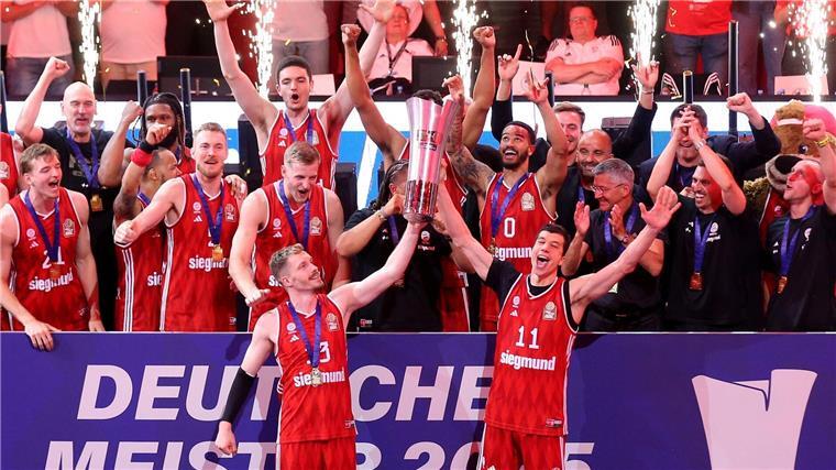 Party-Befehl an Bayern-Basketballer: „Spinnt der, oder was?“ Die Bayern-Basketballer jubeln über den Meistertitel.