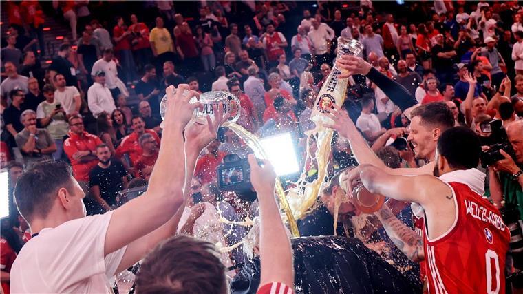 Party-Befehl an Bayern-Basketballer: „Spinnt der, oder was?“ Die Bayern-Basketballer überschütten Coach Herbert mit Bier.