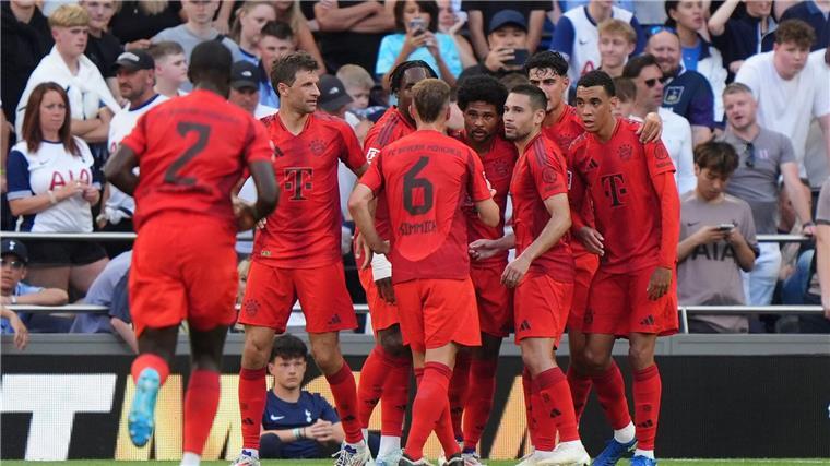 Die Bayern bejubeln das Tor von Serge Gnabry (4.v.r.).