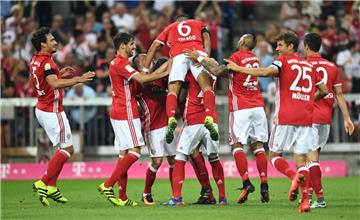 Die Bayern bejubeln den 1:0-Führungstreffer von Xabi Alonso. 