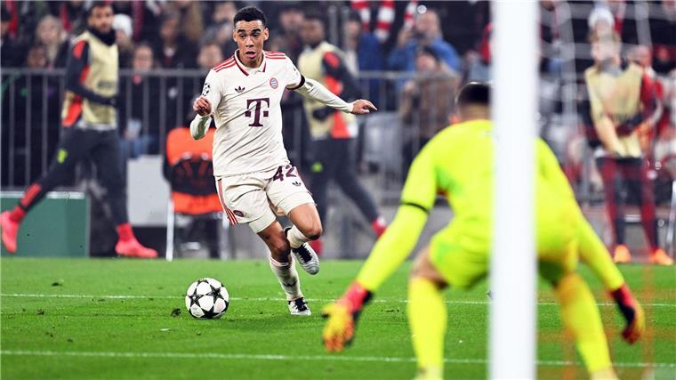 Die Bayern, hier Jamal Musiala (l), rannten immer wieder an auf das Tor von Benfica-Schlussmann Anatolij Trubin.